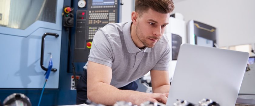 Engineer aan het werk op locatie bij machines